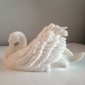 Vintage Willits 1985 Musical Ceramic Swan Figurine Wind Up